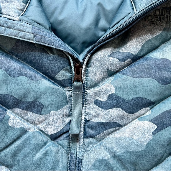 NWT Women’s The North Face Blue Camo Vest - Picture 4 of 4